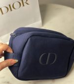 ⁦شنطة ديور للمكياج و skin care مقاس كبير⁩ - الصورة ⁦5⁩