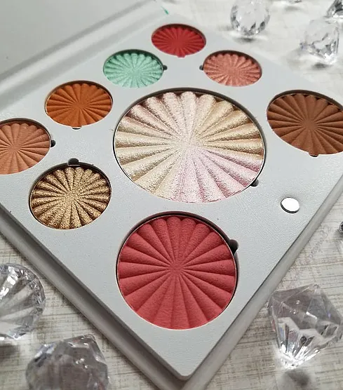 Ofra Palette Mini Mix Eyeshadow, Bronzer, Blush and Highlighter in Nine Colors.